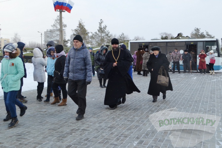 volzhane-pochtili-pamyat-zashchitnikov-stalingrada-1486039982